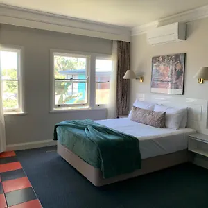 Monarch Motel